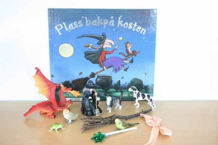 Framsiden av Plass bakpå kosten