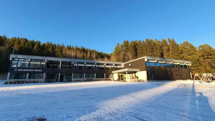 Solbakken skole p&aring; vinteren