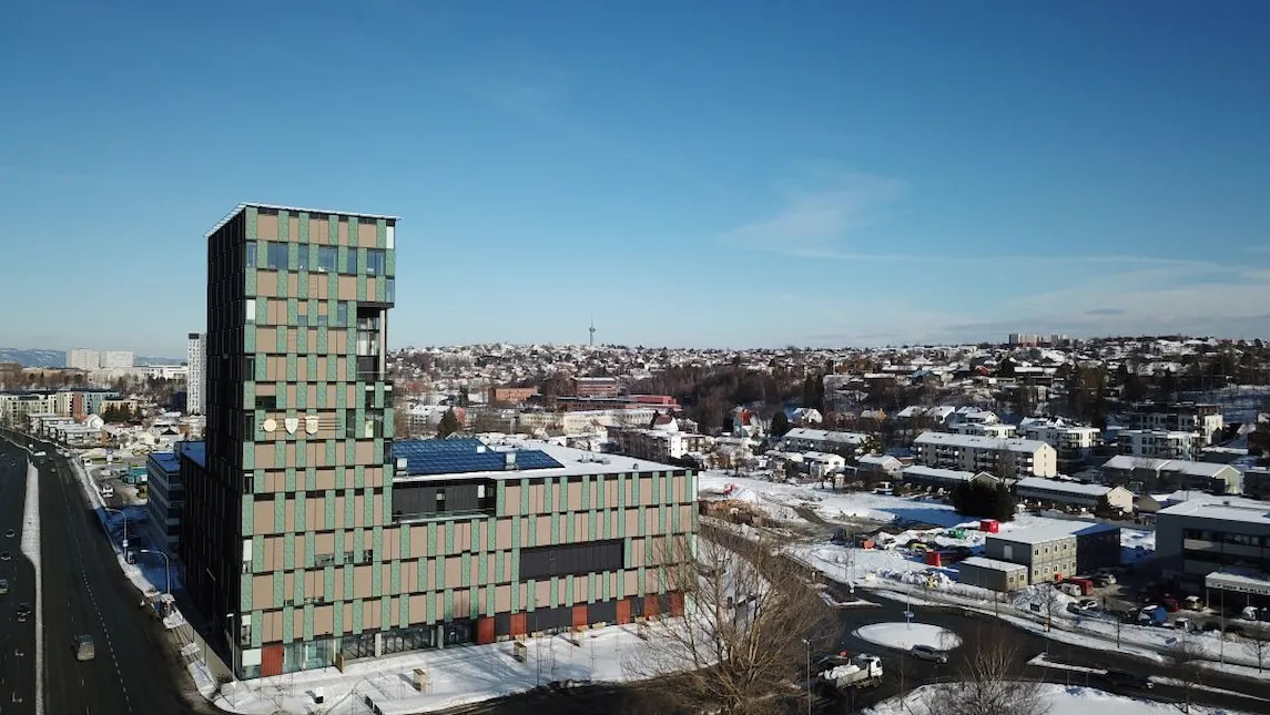 Dronebilde som viser bygget Trondheimsporten der voksenopplæringen ligger