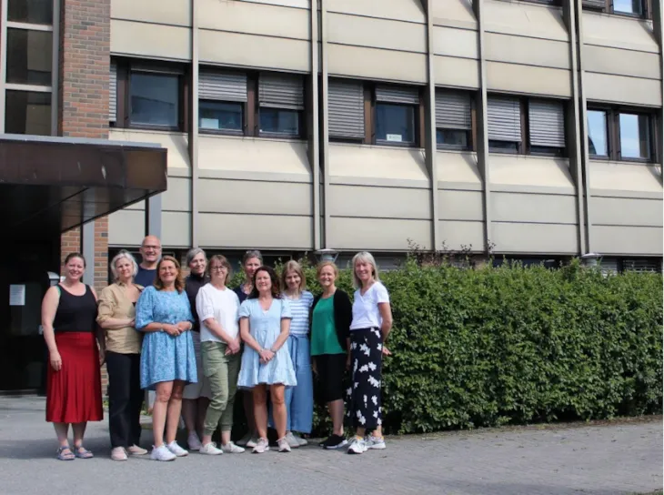 Medarbeidere fra Trondheimshjelpa utenfor kontorlokalene