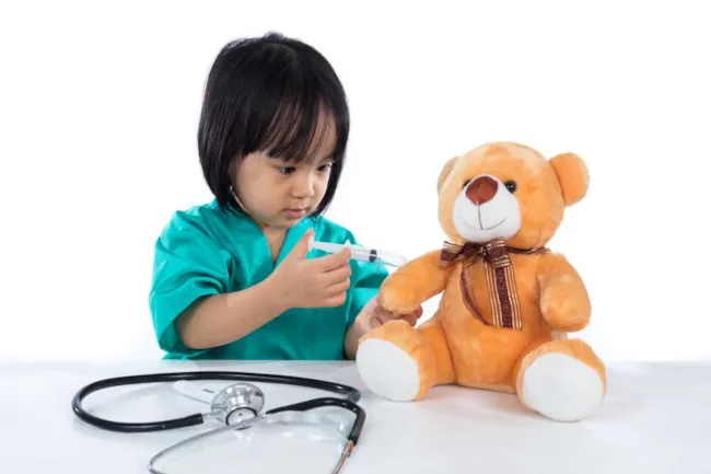Et barn som vaksinerer en bamse