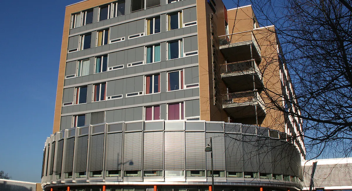 Framsiden av bygningen til Øya helsehus