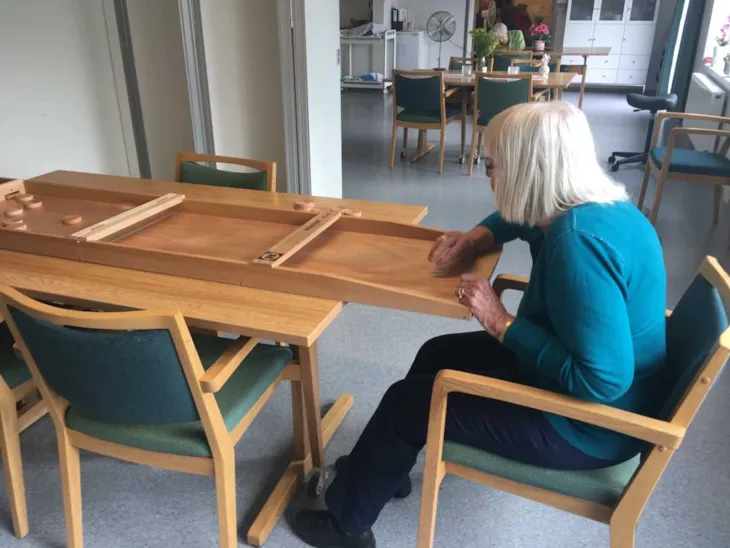 Pasient spiller shuffelboard