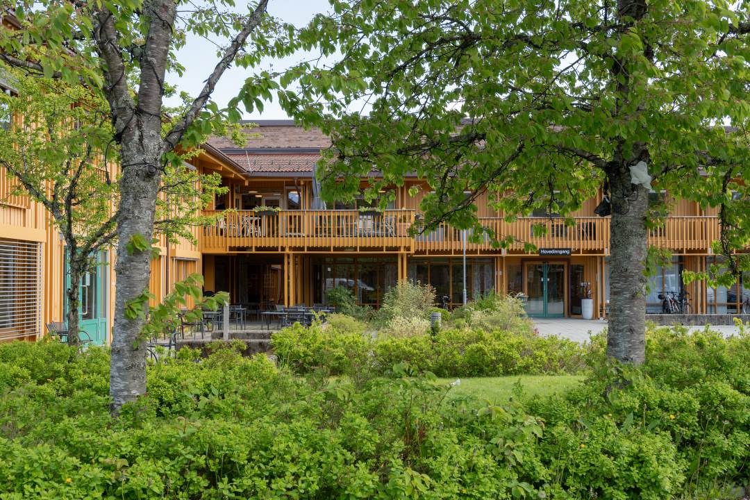 Hovedinngang og hage Havsten helse og velferdssenter