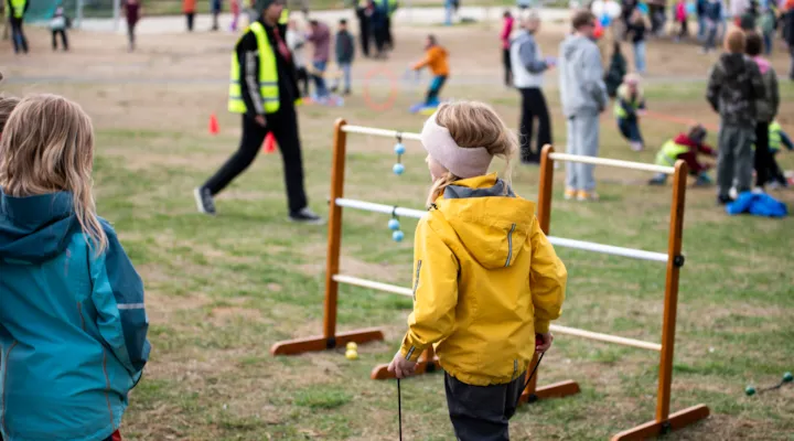 Barn som leker på en idrettsbane
