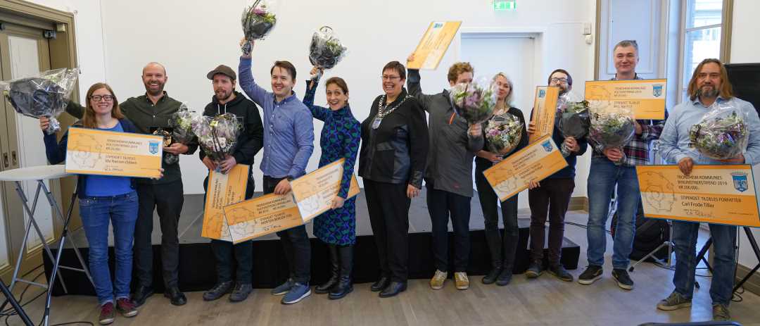 En glad gjeng med stipendmottakere.