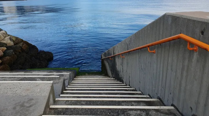 Badetrapp som går ned i fjorden