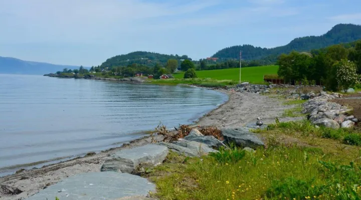 Sandstrand ved fjorden