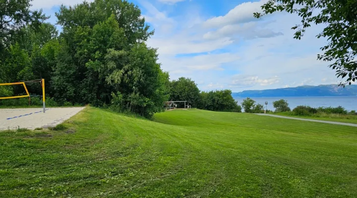 Foto av gressplen med volleyballbane