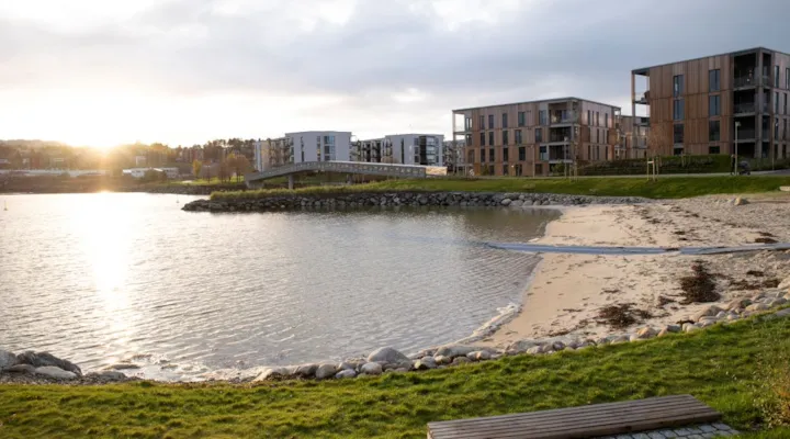 Foto av hvit sandstrand ved Grilstad med badebrygge
