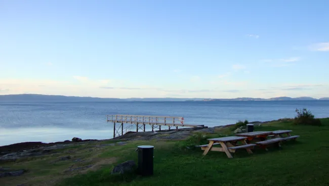 Badebukt ved fjorden med badebrygge