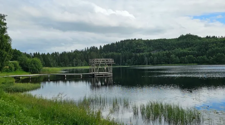 Foto av badeplassen Hestsjøen med badebrygge