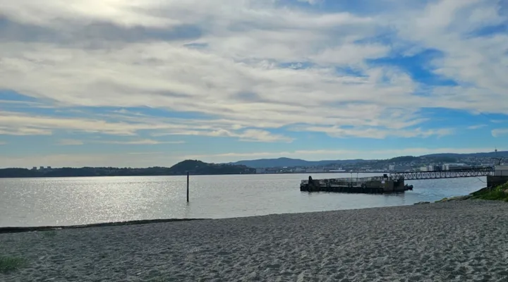 Foto av sandstranden på Munkholmen