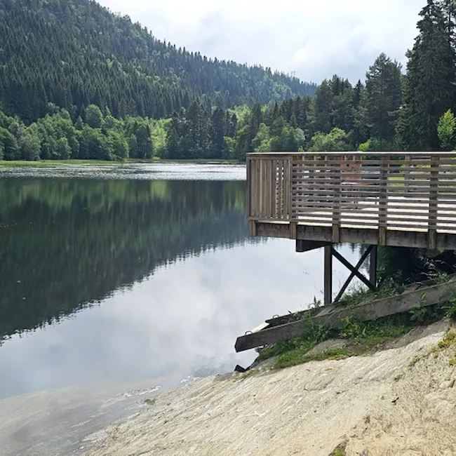 Foto av badebrygge ved Nydammen