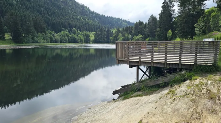 Foto av badebrygge ved Nydammen