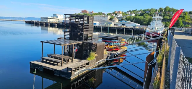 Foto av badebrygge med benker og tårn ved Strandveikaia
