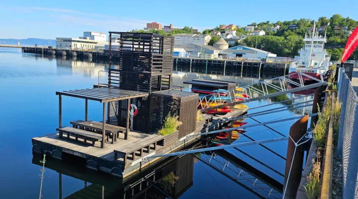 Foto av badebrygge med benker og tårn ved Strandveikaia