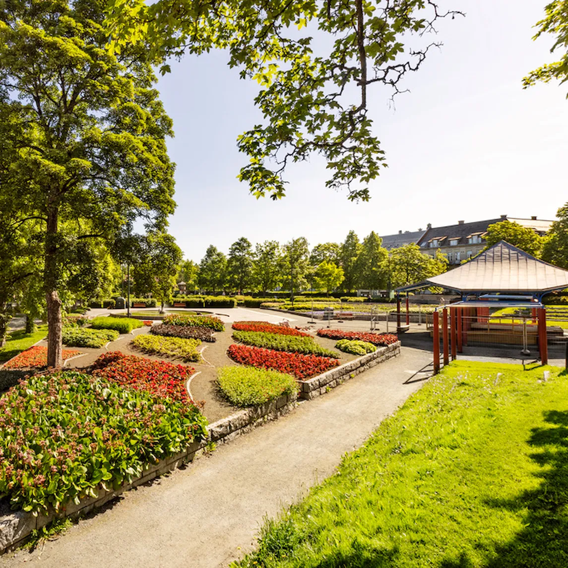 Park med hekker og paviljong