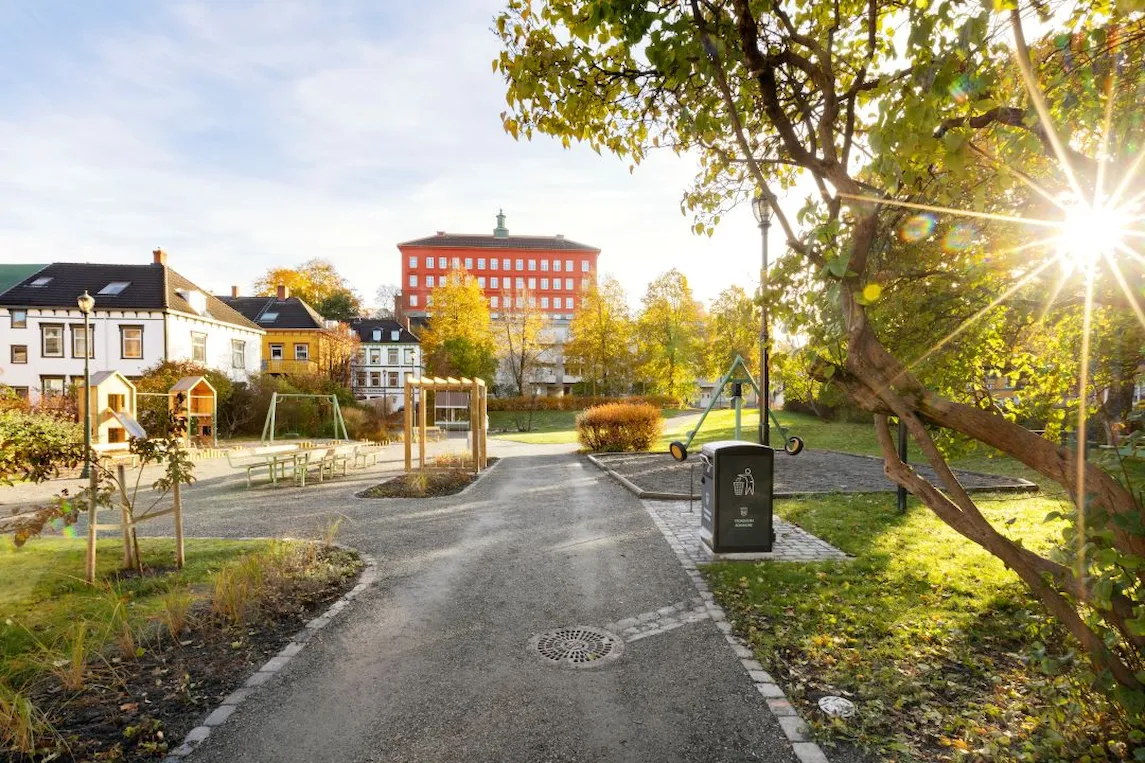 Park med benker og lekeapparater