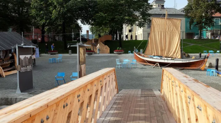 En åpen plass med en tretrapp i bakgrunnen