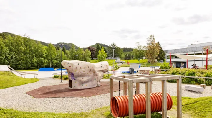 Hovedattraksjon i parken er et stort skateanlegg i betong, og rundt dette finnes flere møteplasser og elementer for lek og bevegelse. (Foto: Glen Musk)