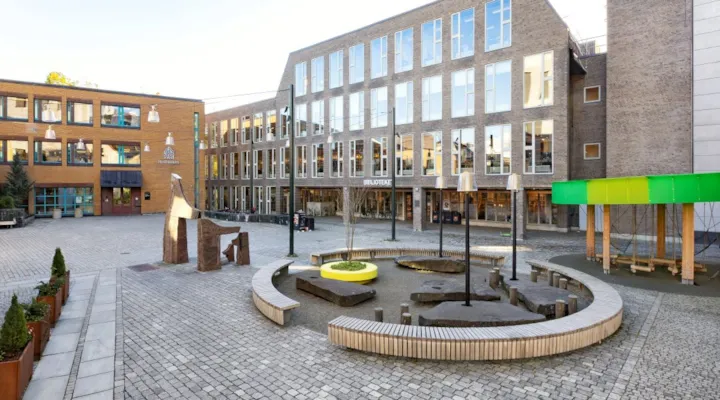 Peter Egges plass ved Biblioteket