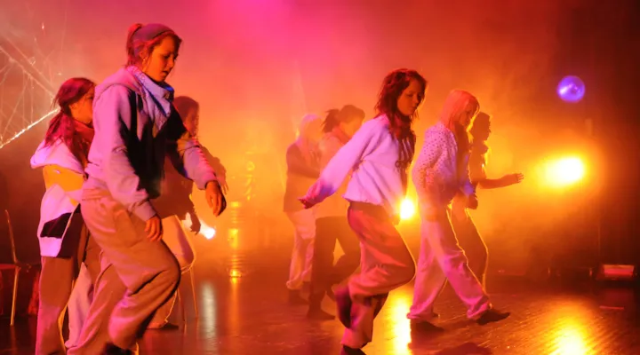 Ungdommer som danser