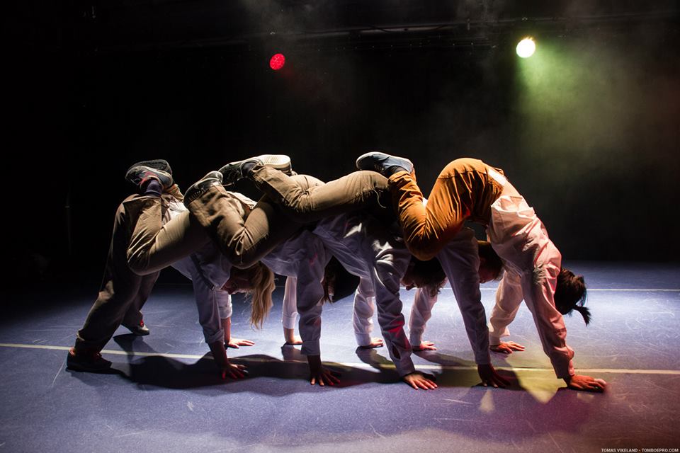 Dansere p&aring; scenen