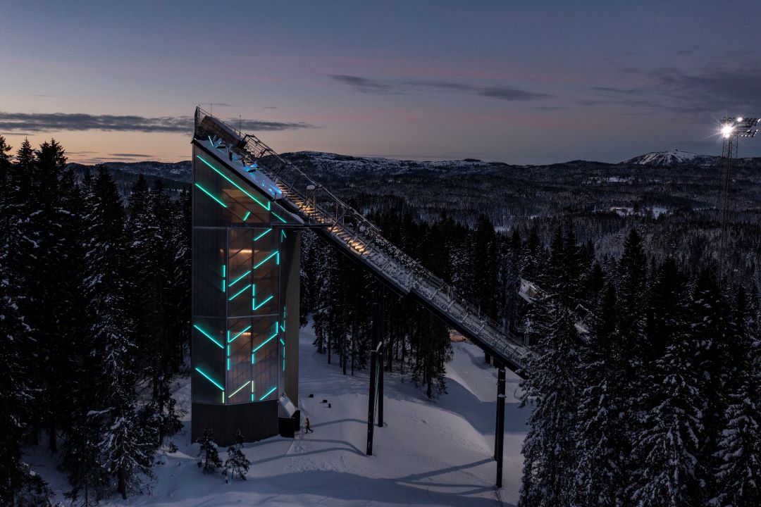 Hoppbakke med lyskunst 