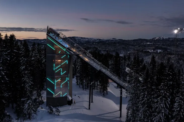 Hoppbakke med lyskunst