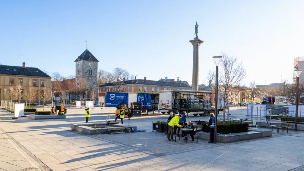Rigging av scene og punlikumspmrådet på Torvet