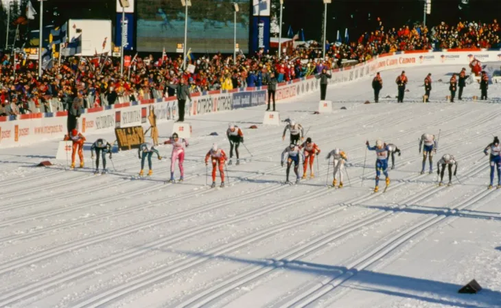 Skiløpere i hvert sitt skispor