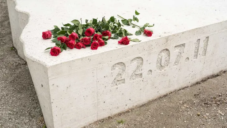 Roser på minnestedet etter 22. juli