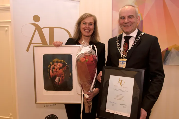 Prisvinner Jorunn Helbostad og varaordfører Ola Lund Renolen.