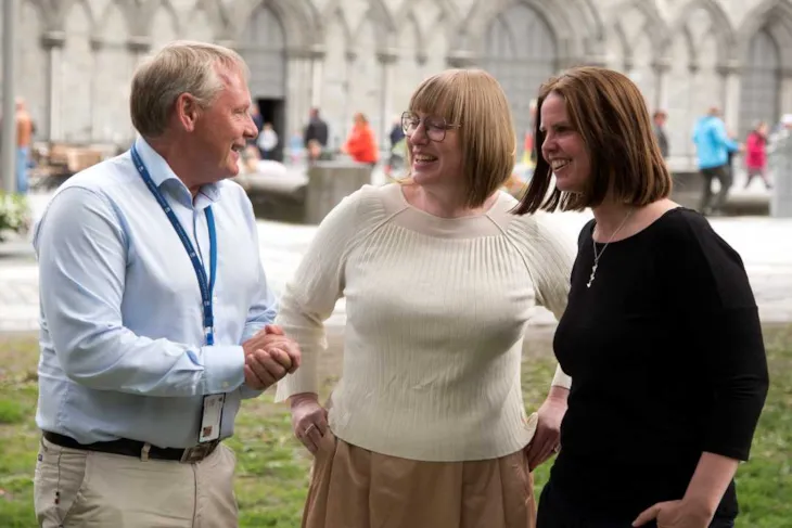 Kommunedirektør Morten Wolden og prosjektlederne Annemie Wyckmans (NTNU) og Silja Rønningsen (Trondheim kommune) foran Vestfronten