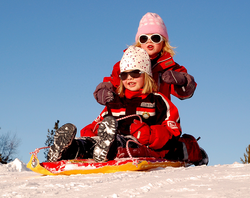Barn som aker i sn&oslash;en. Foto: Pixabay.com
