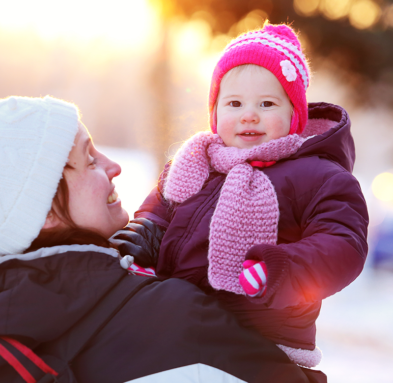 Mor og barn.ute i kulde. Foto og rettigheter: Shutterstock