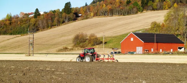 Pløying på Rørdal gård