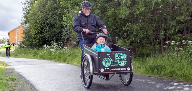 På tur med elsykkel som også er transportvogn