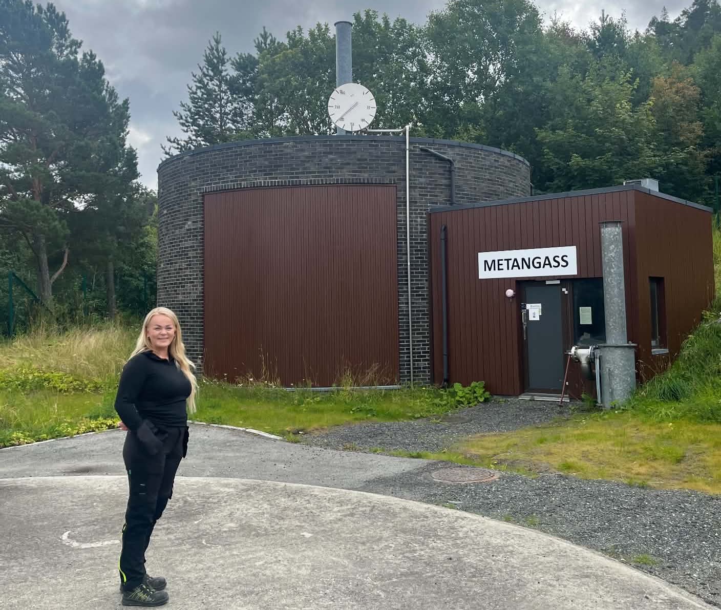 Malin Elvs&aring;shagen er prosessoperat&oslash;r p&aring; H&oslash;vringen og st&aring;r foran en tank der gassen lagres