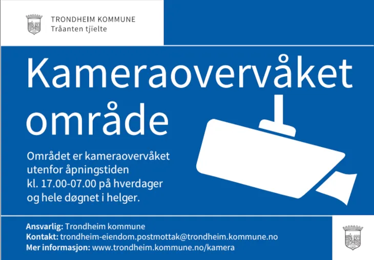 foto av skilt som viser kameraovervåket område