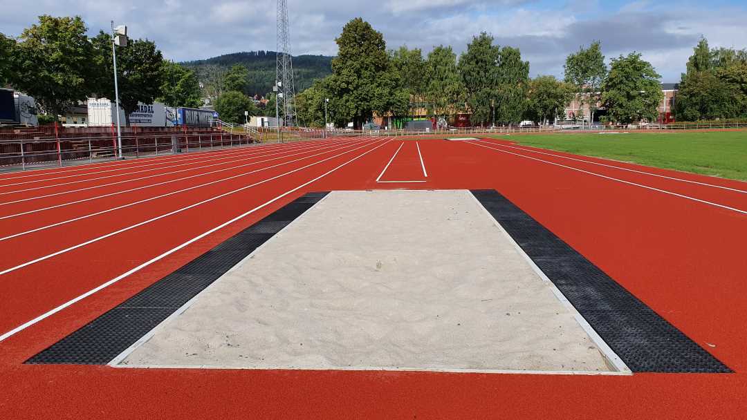 Friidrettsanlegget p&aring; &Oslash;ya er blitt oppgradert i sommer.