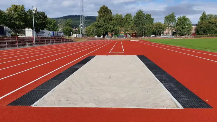 Friidrettsanlegget på Øya er blitt oppgradert i sommer.