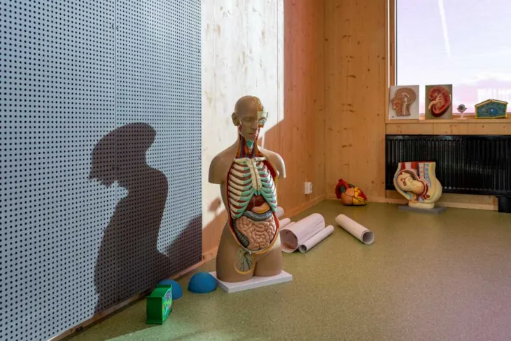 Anatomisk dukke i naturfagsrommet
