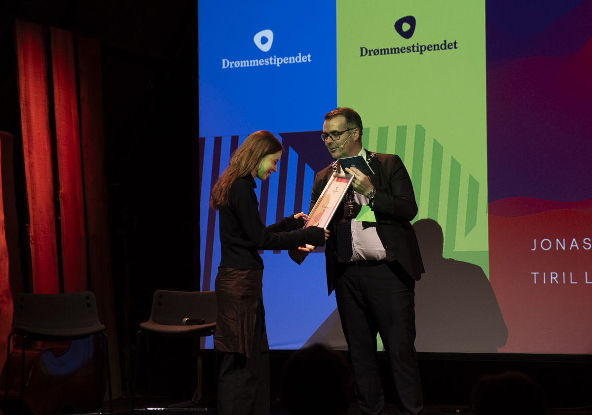 Tiril Lorås Ystgaard mottok Drømmestipendet (Norsk Tipping) av ordfører Kent Ranum.