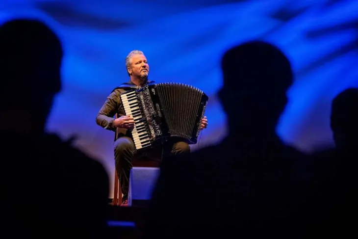 Avtroppende bykunstner Jovan Pavlovic under et musikalsk innslag.