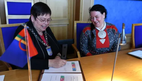 Ordfører Rita Ottervik og Sametingspresident Silje Karine Muotka signerer avtale.