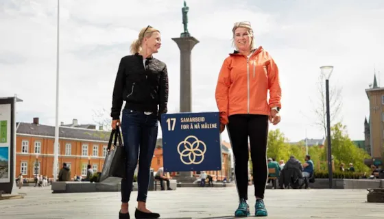 To kvinner på Trondheim torv med bærekraftsmål.