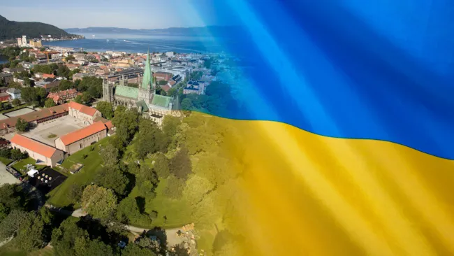 Trondheim by til venstre og det Ukrainske flagget til høyre