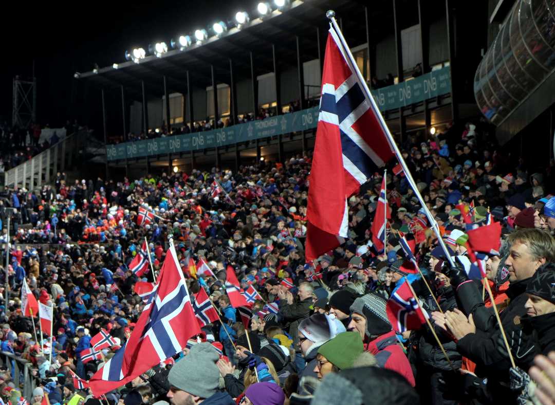 Tribunene i Granåsen med masse tilskuere